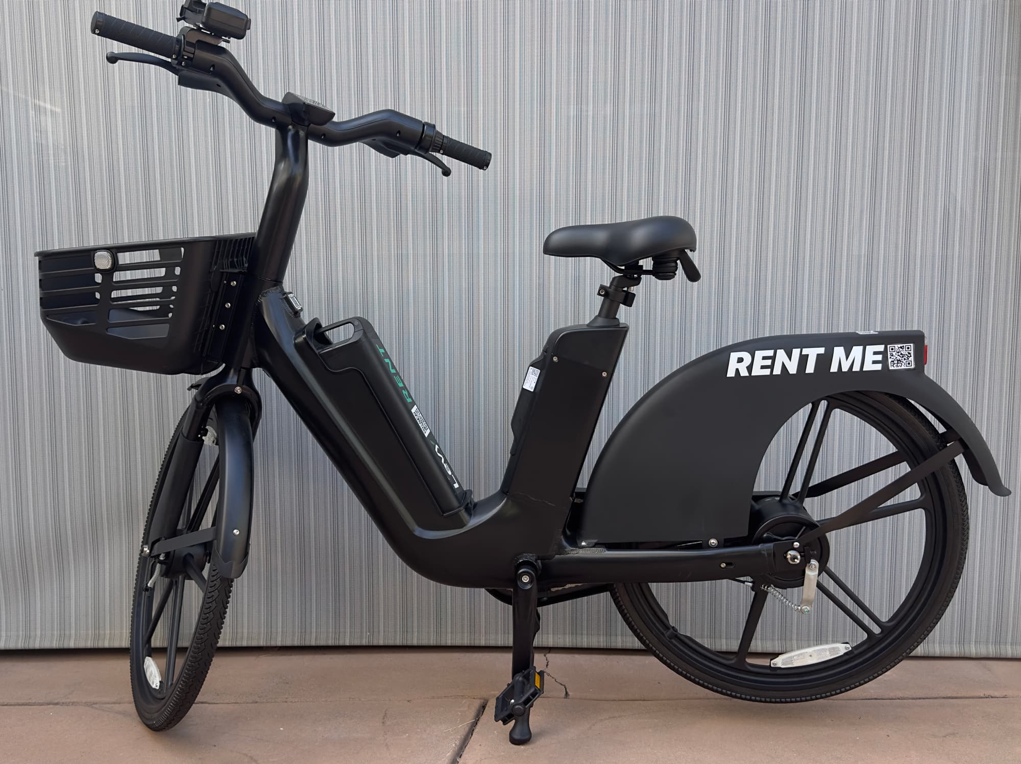 Delivery-ready Levy e-bike with front basket and integrated battery