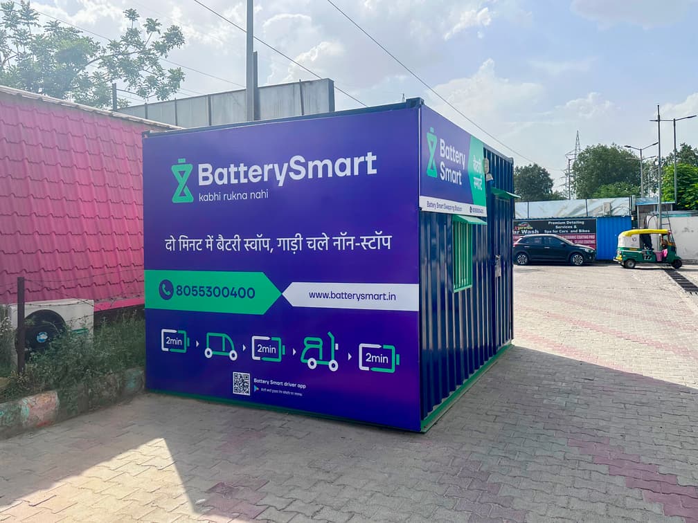 Battery Smart swap station with multiple battery slots