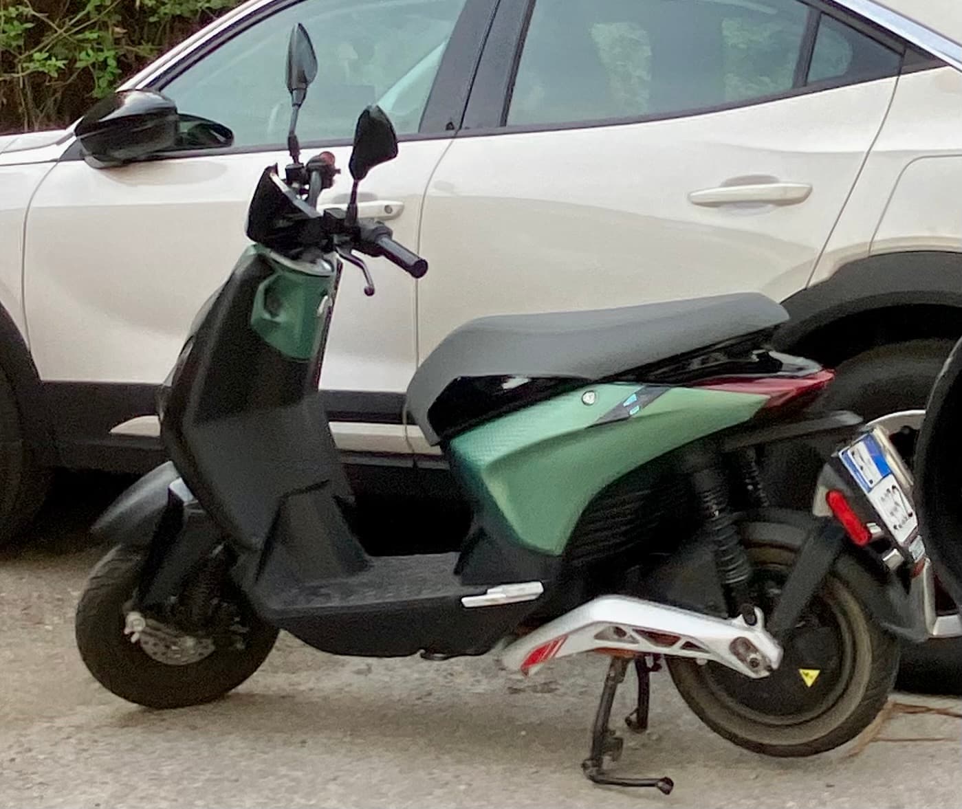 Piaggio 1 Active - side profile view